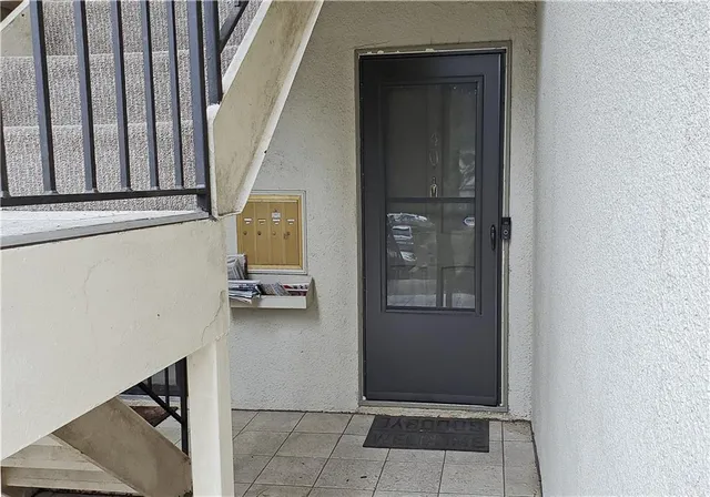 a view of an entryway with a livingroom