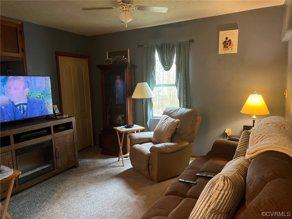 1092 Saunders Lane Meherrin, VA 23954 - Photo 7 of 19 a living room with furniture and a lamp