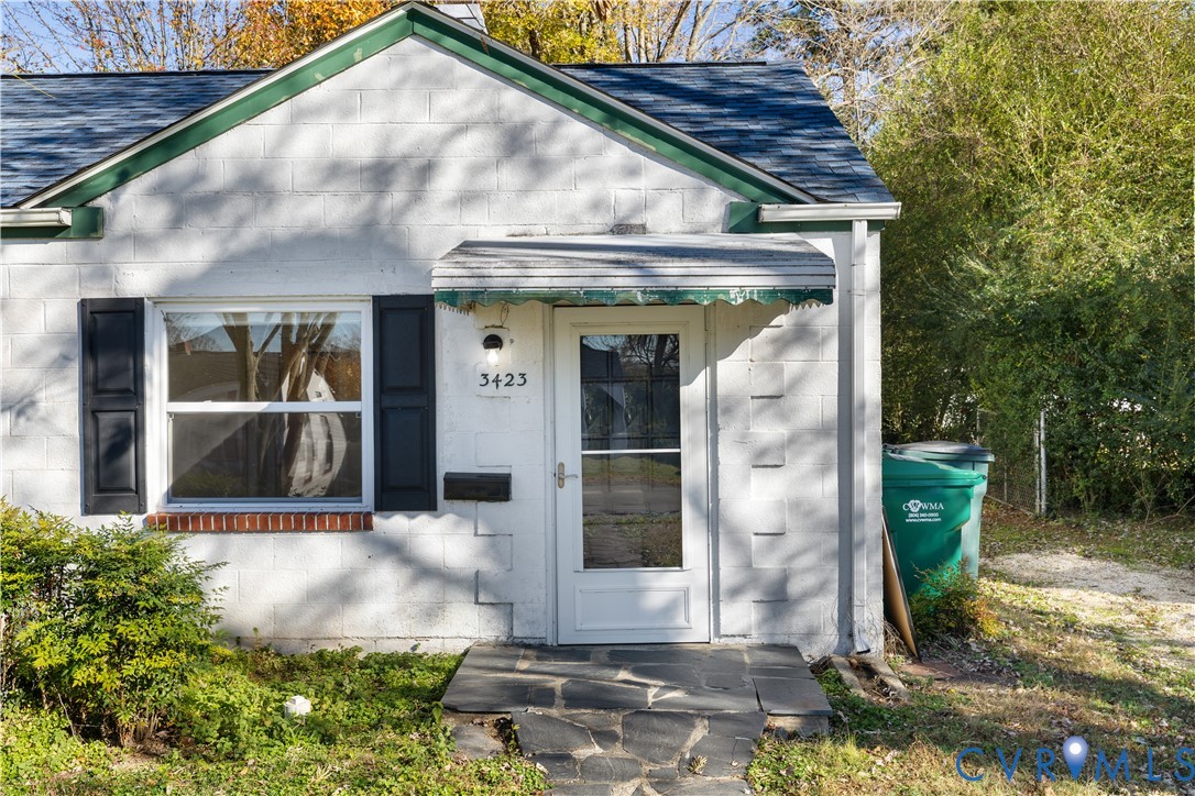 3423 Reynolds Road Richmond, VA 23223 - Photo 3 of 26 a front view of a house with garden