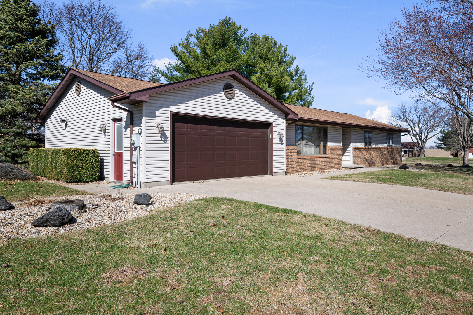 10 Pine Tree Court Kewanee, IL 61443 - Photo 2 of 39 a front view of a house with a yard and garage