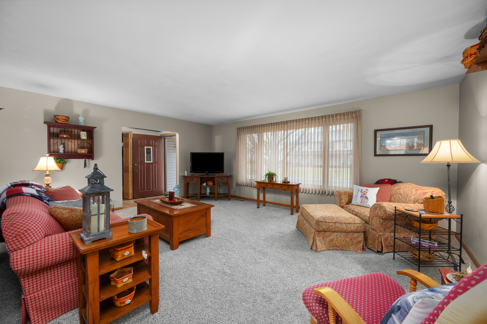 10 Pine Tree Court Kewanee, IL 61443 - Photo 5 of 39 a living room with furniture and a flat screen tv