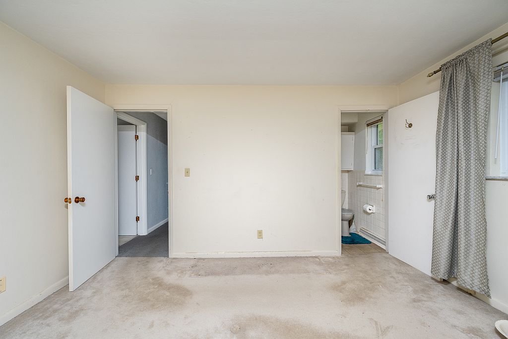 324 Beckenham Road Englewood, OH 45322 - Photo 17 of 26 This carpeted room features a private bathroom, offering comfort and convenience.