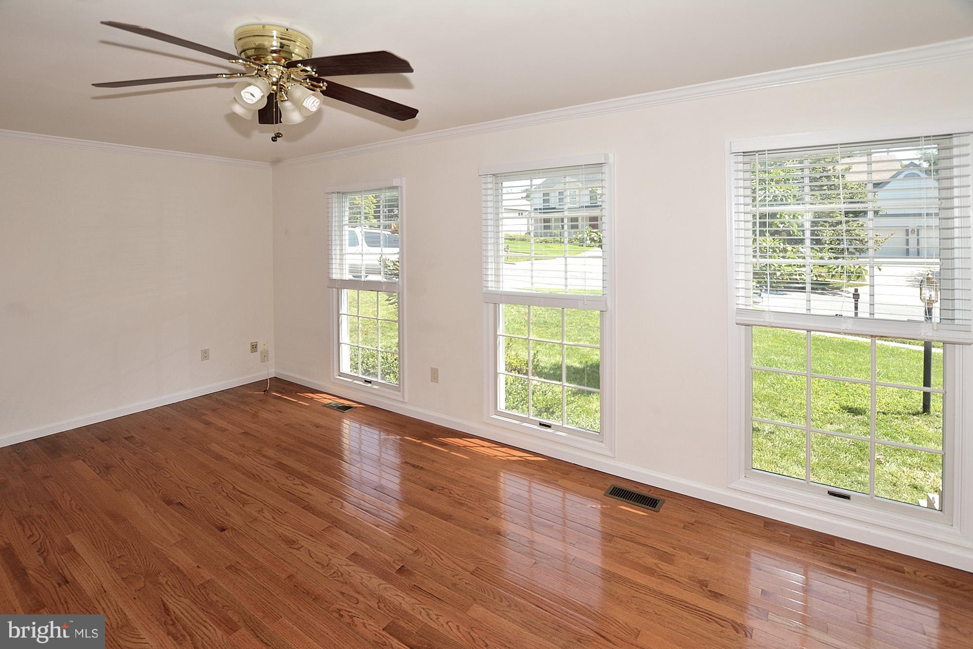 13928 Riding Loop Drive North Potomac, MD 20878 - Photo 10 of 29 Living Room