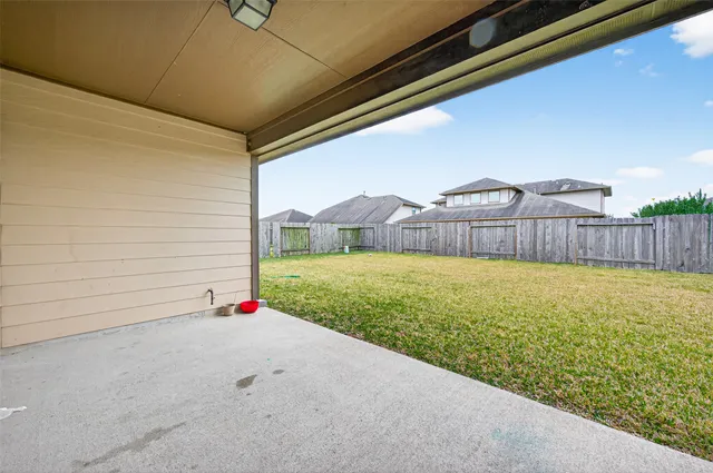 a view of a back yard