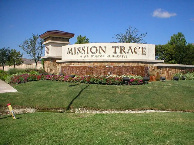 a view of front of a house with a yard