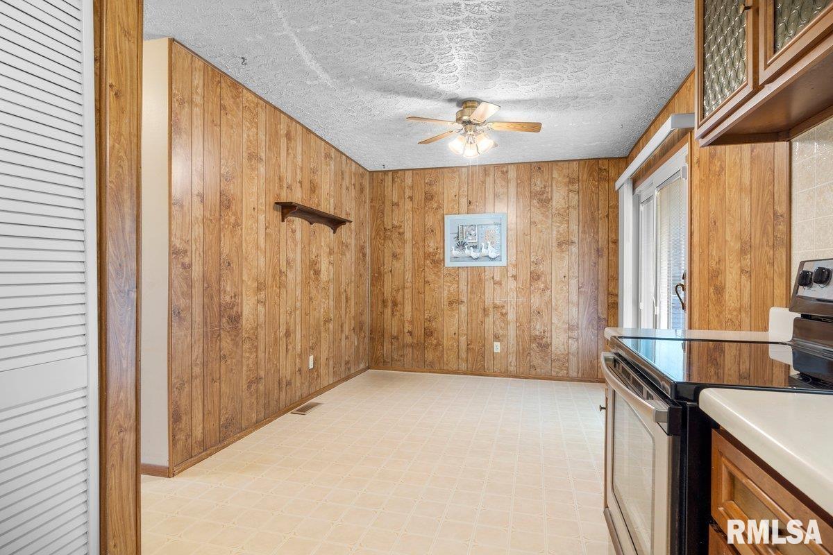 2824 Cardigan Drive Springfield, IL 62702 - Photo 9 of 20