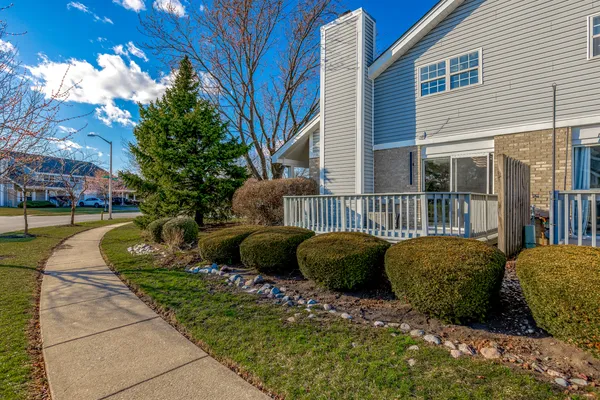 $324,400 | 7114 Olde Gatehouse Road, Tinley Park, IL 60477
