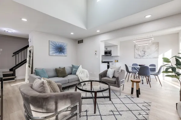 $324,400 | 7114 Olde Gatehouse Road, Tinley Park, IL 60477