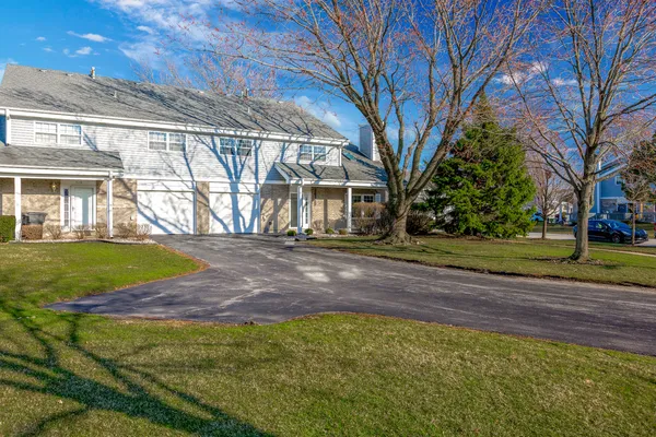$324,400 | 7114 Olde Gatehouse Road, Tinley Park, IL 60477