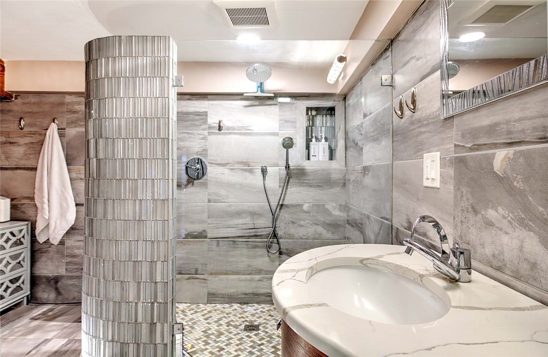 10 Exchange Court, Unit 203 Pawtucket, RI 02860 - Photo 38 of 49 Primary Full Bath