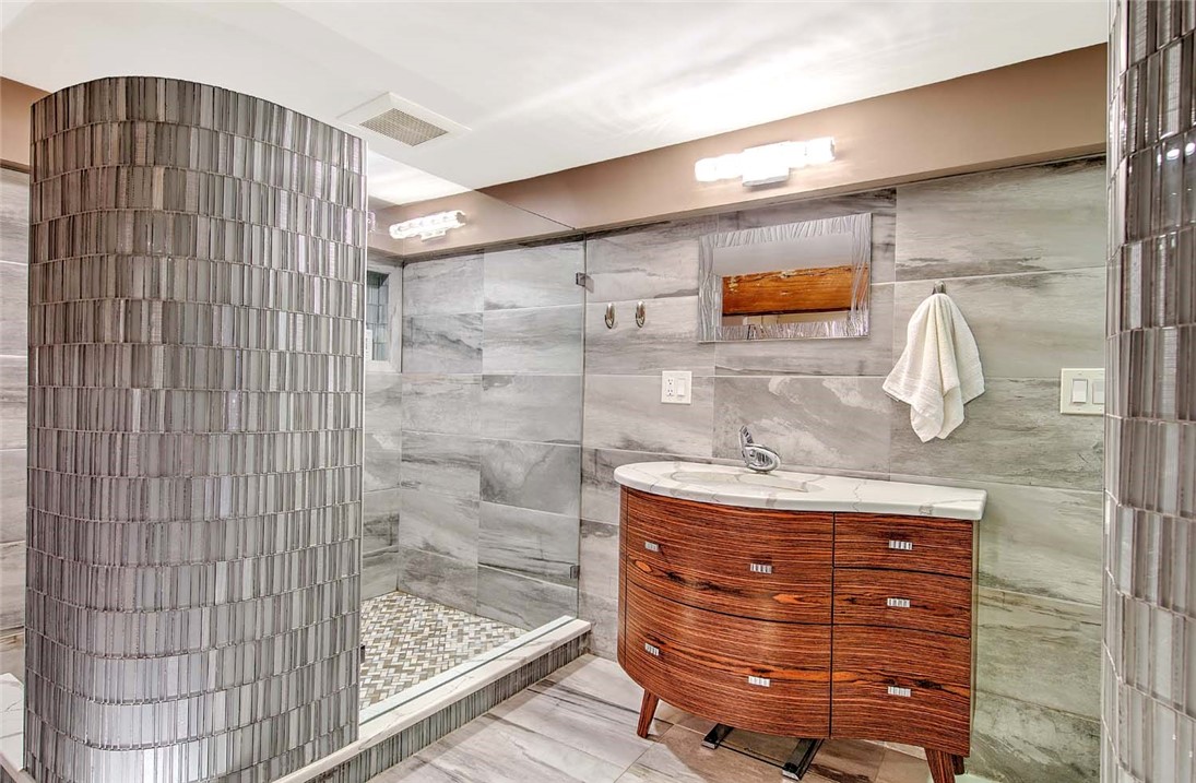 10 Exchange Court, Unit 203 Pawtucket, RI 02860 - Photo 39 of 49 Primary Full Bath