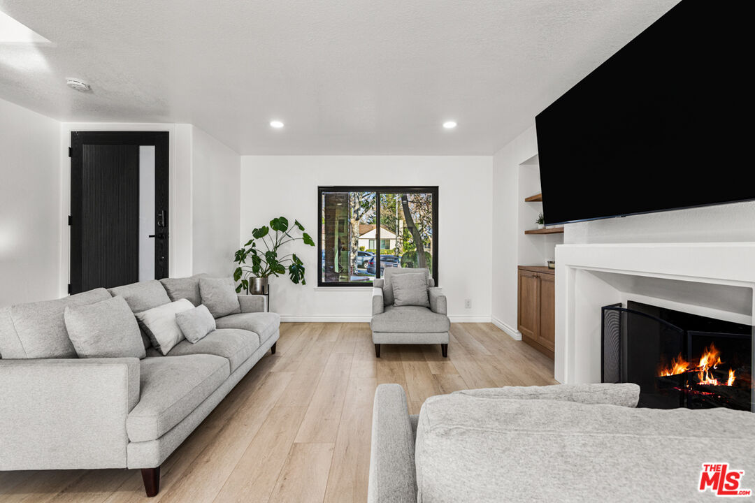 2313 Rynerson Court Simi Valley, CA 93065 - Photo 7 of 37