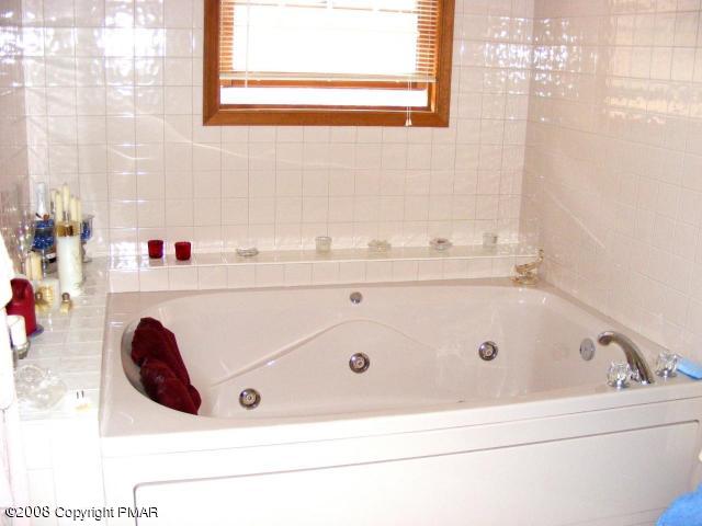 29 Timber Hill Road Henryville, PA 18332 - Photo 9 of 9 jetted tub