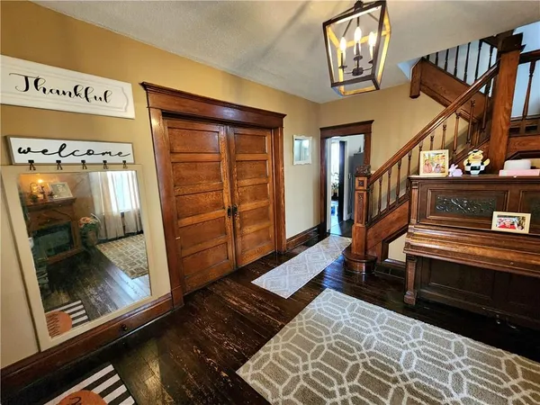 a view of an entryway with a workspace