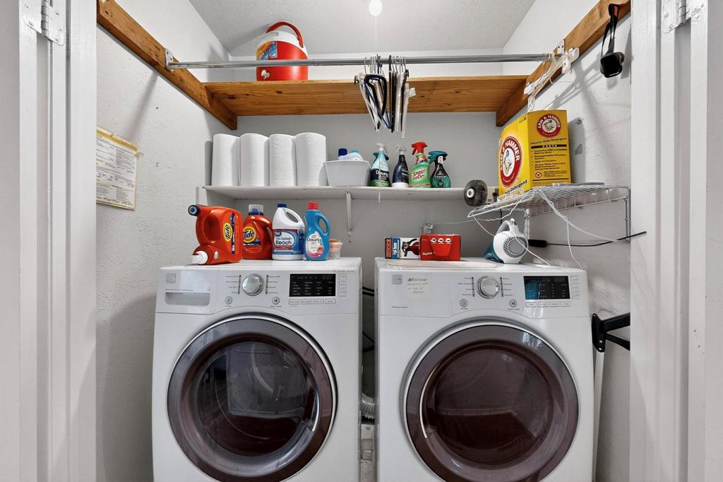 4324 Mesa View Drive Mesquite, TX 75150 - Photo 28 of 39 a utility room with dryer and washer