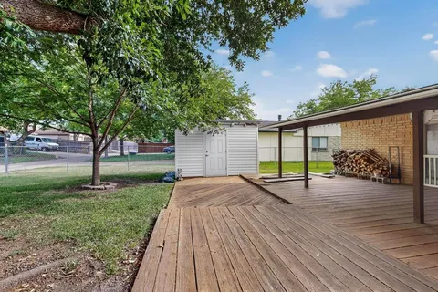 a view of a backyard