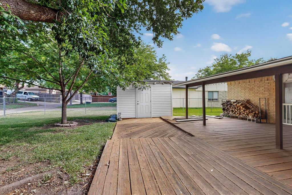 4324 Mesa View Drive Mesquite, TX 75150 - Photo 32 of 39 a view of a backyard