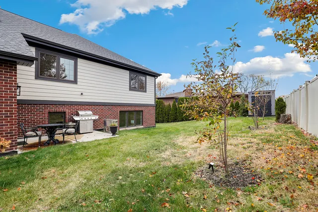 a view of a house with a backyard