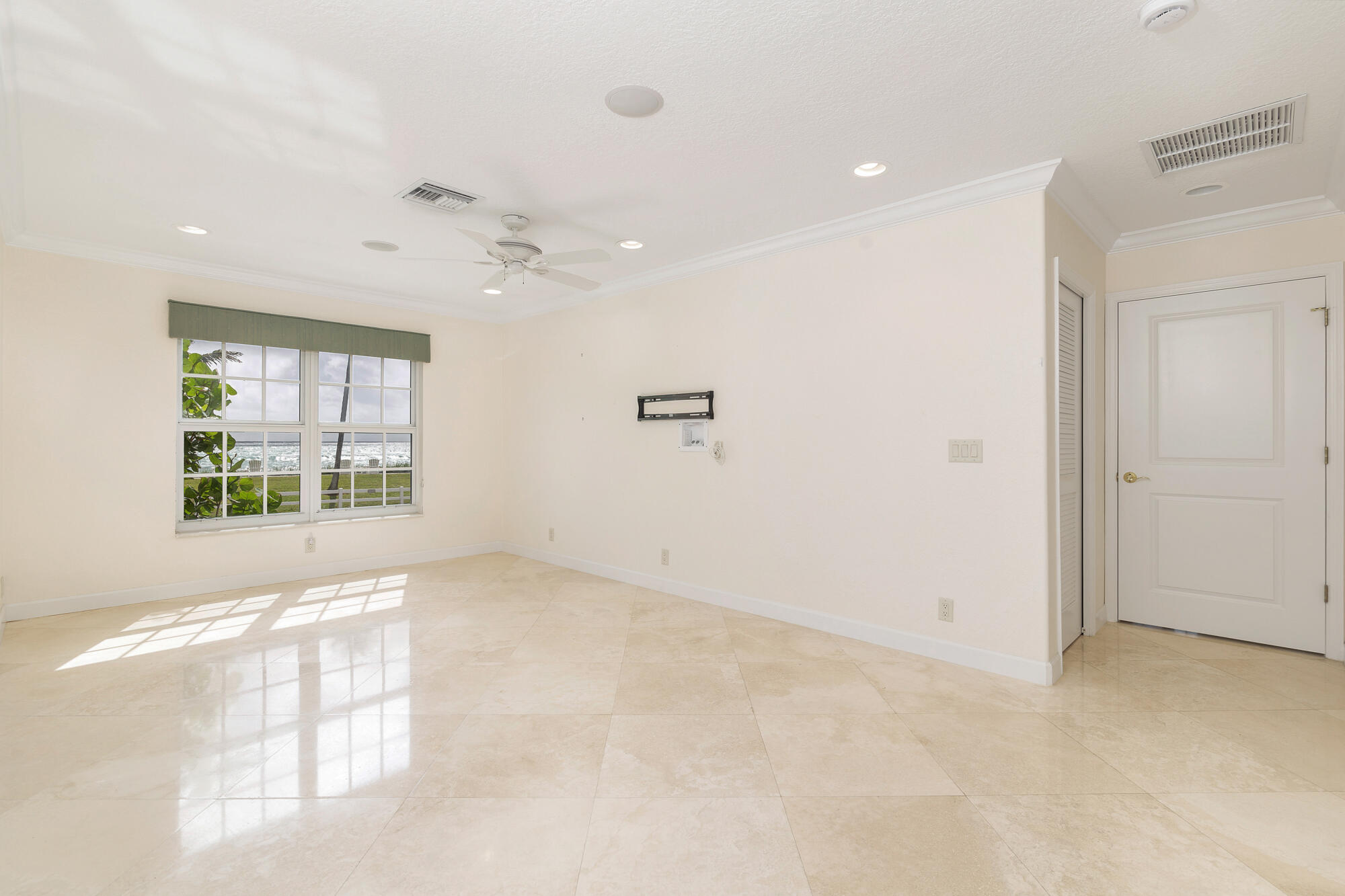 5505 North Ocean Boulevard, Unit 15204 Ocean Ridge, FL 33435 - Photo 12 of 34 a view of an empty room with a window