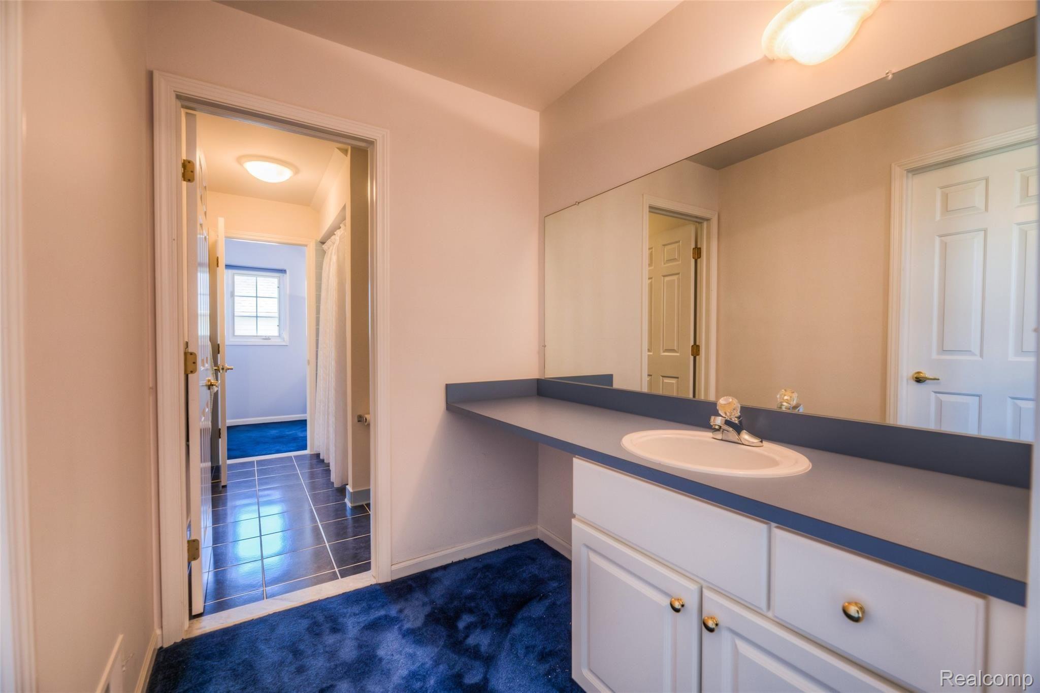 2076 Rookery Drive Rochester, MI 48309 - Photo 32 of 37 32 - Jack & Jill Bath.jpg