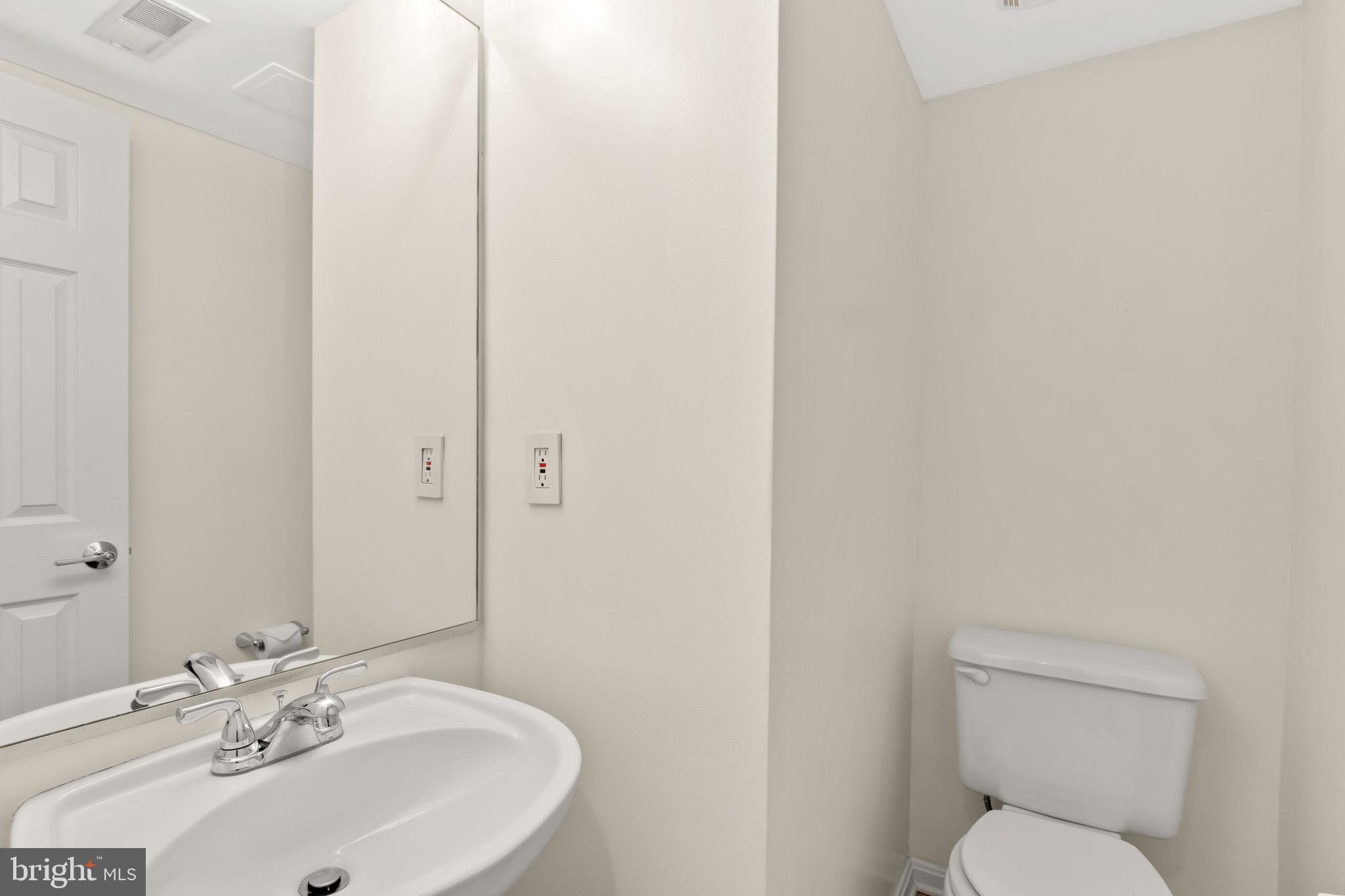1911 Belmont Road Northwest, Unit 71 Washington, DC 20009 - Photo 9 of 22 Powder room