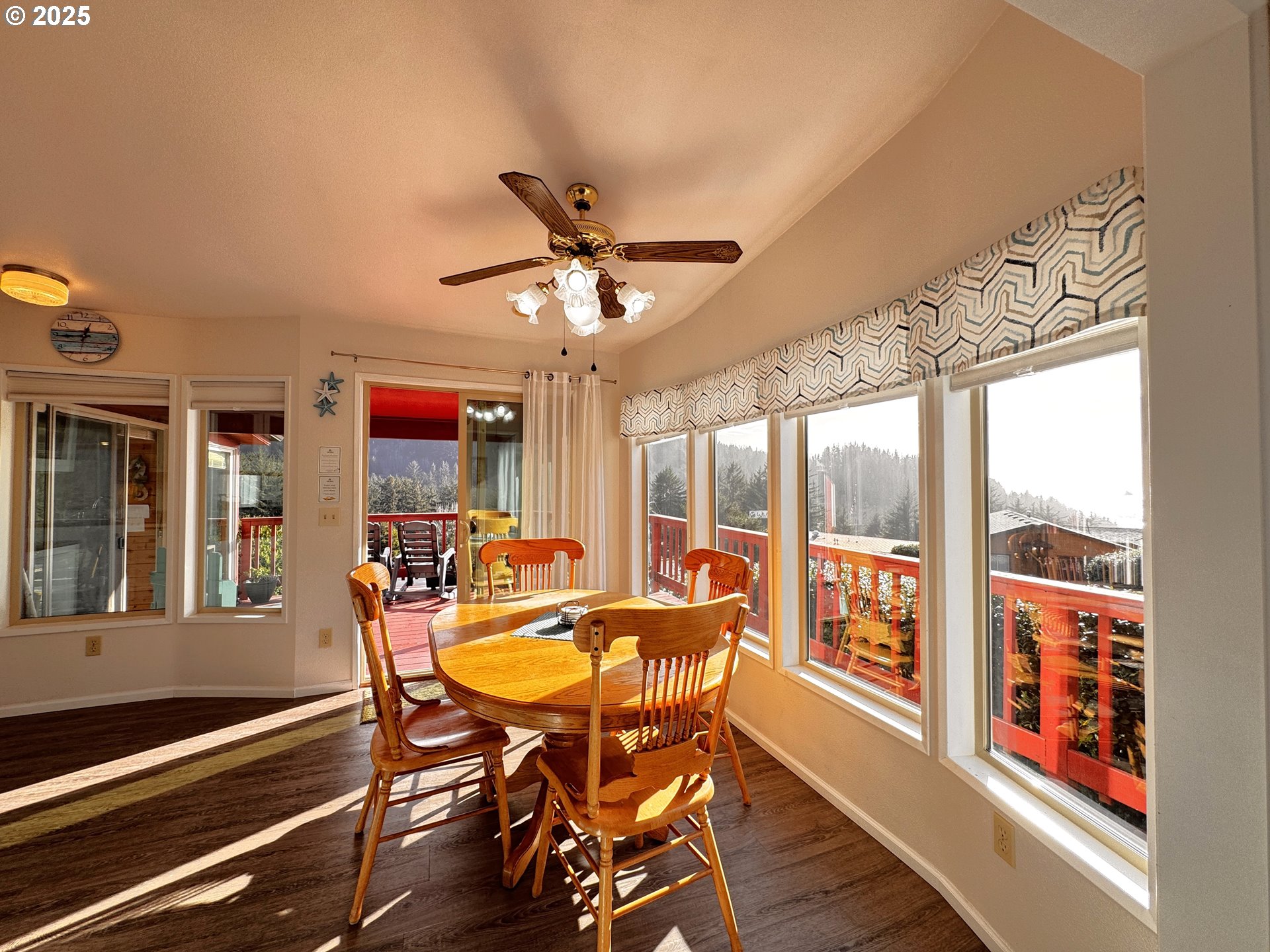 19921 Whaleshead Road, Unit T 1 Brookings, OR 97415 - Photo 23 of 45 Dining Area
