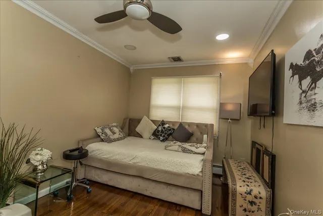 a view of a livingroom with a workspace