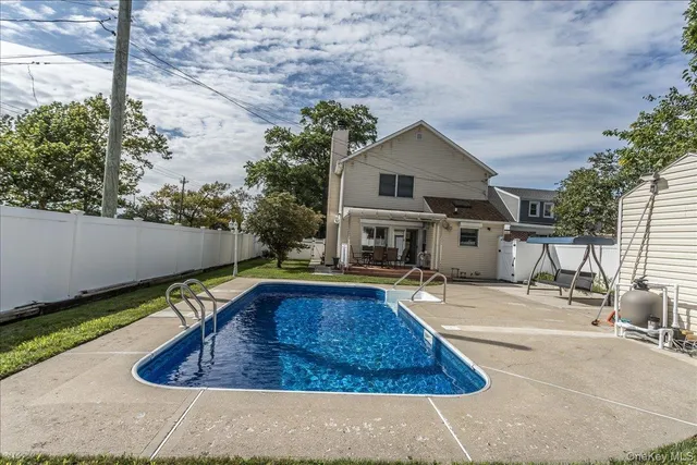 $1,349,000 | 102 West Vale Court, New Hyde Park, NY 11040