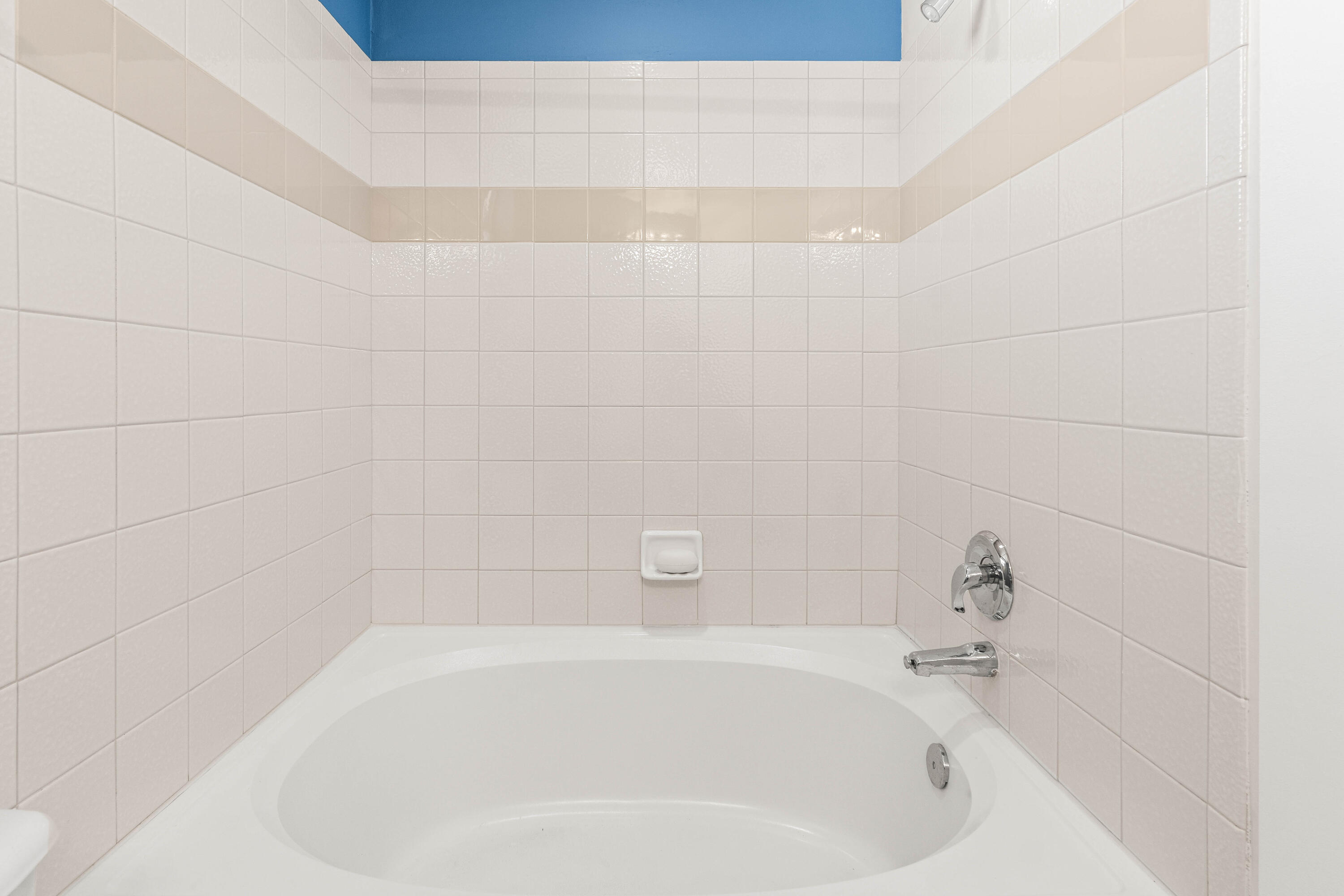 1951 Brandywine Road, Unit 207 West Palm Beach, FL 33409 - Photo 20 of 45 a bathroom with a bathtub