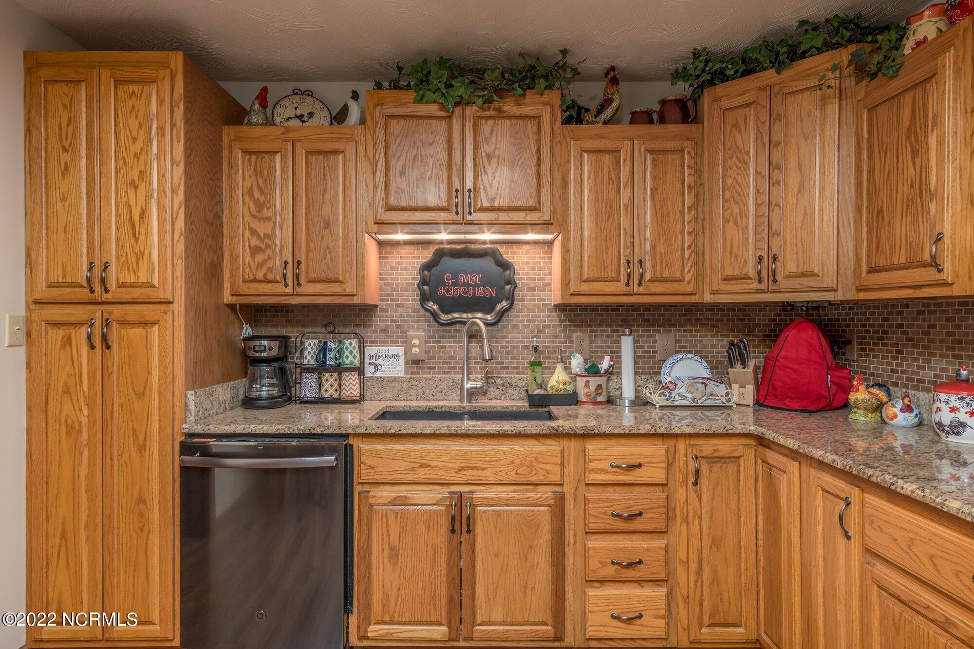 273 Sand Ridge Road New Bern, NC 28560 - Photo 10 of 29 Kitchen