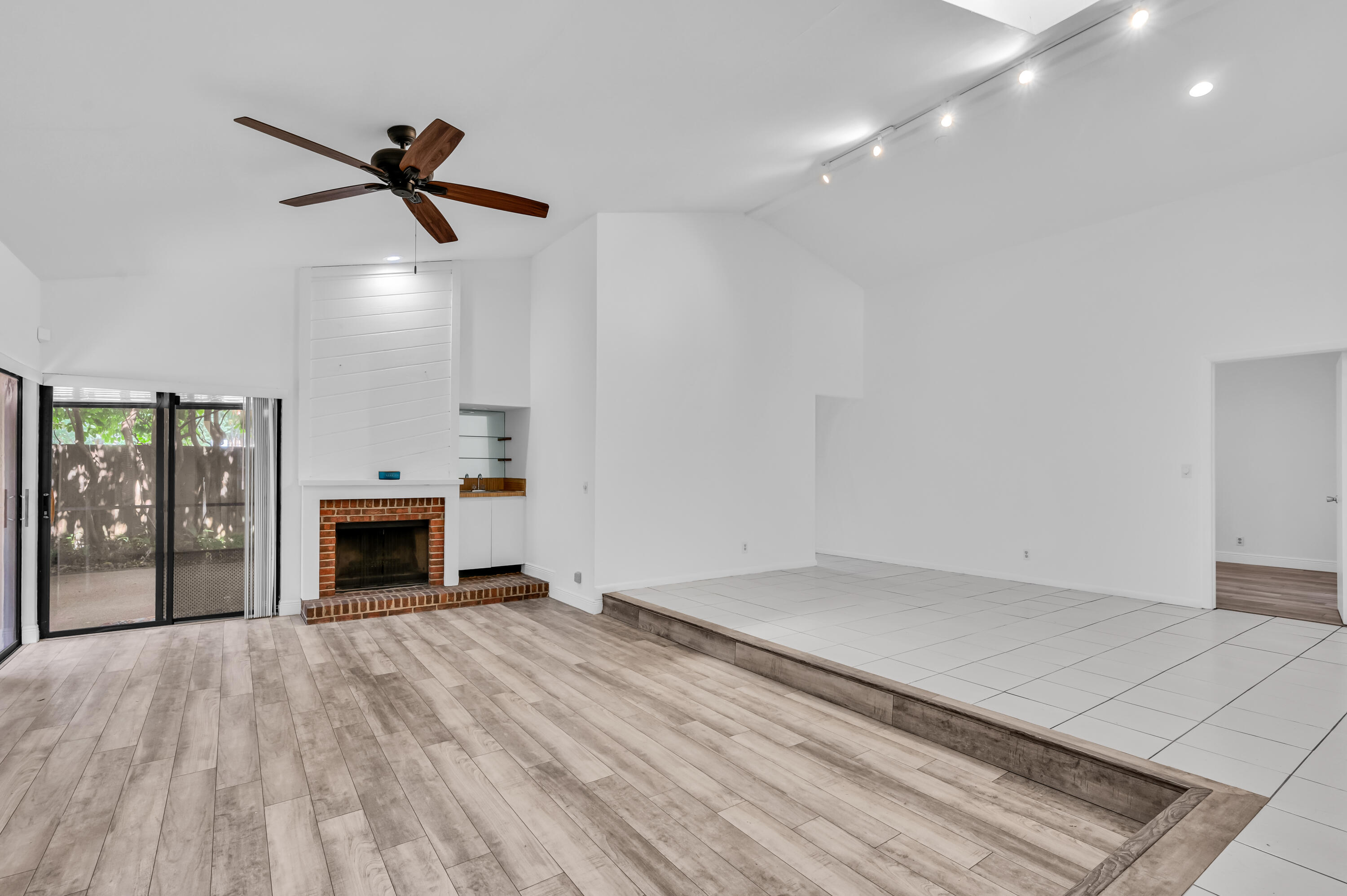 7755 Kenway Place East Boca Raton, FL 33433 - Photo 3 of 25 Living Area