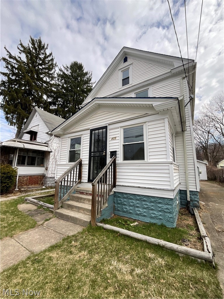 425 Spaulding Street Akron, OH 44310 - Photo 1 of 17 View of front facade with a front lawn