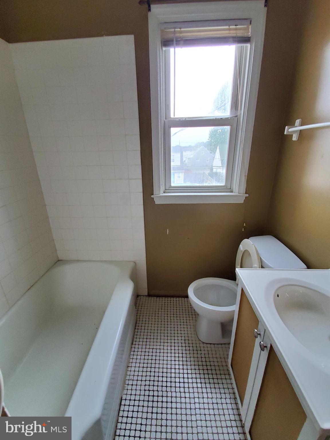102 Wiltshire Road Baltimore, MD 21221 - Photo 11 of 15 Bathroom