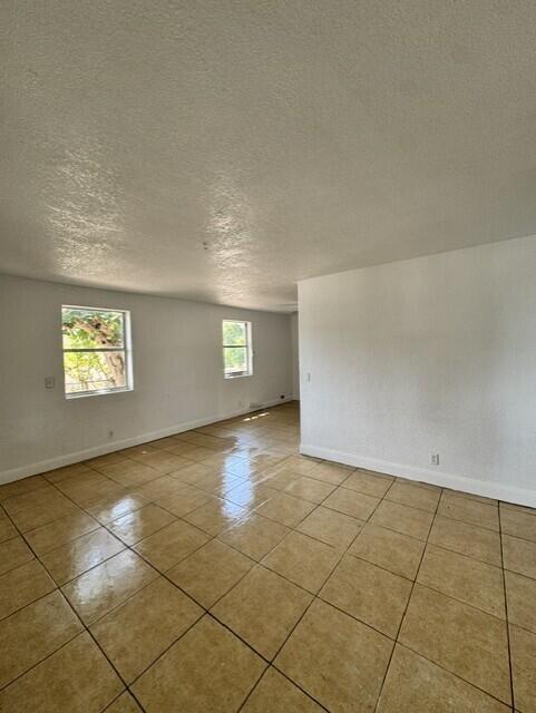 554 West 1st Street Riviera Beach, FL 33404 - Photo 3 of 11 6bcaf495-400f-4438-86b4-7982edc47d4a