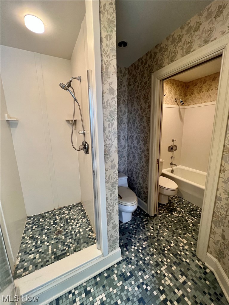 1175 East Calla Road, Unit C111 Youngstown, OH 44514 - Photo 17 of 33 Master bathroom w/ 2 toilets, separate shower