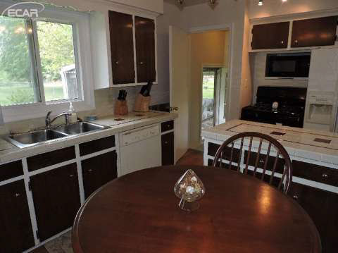 4111 Beecher Road Flint, MI 48532 - Photo 7 of 32 20439359-6.JPG