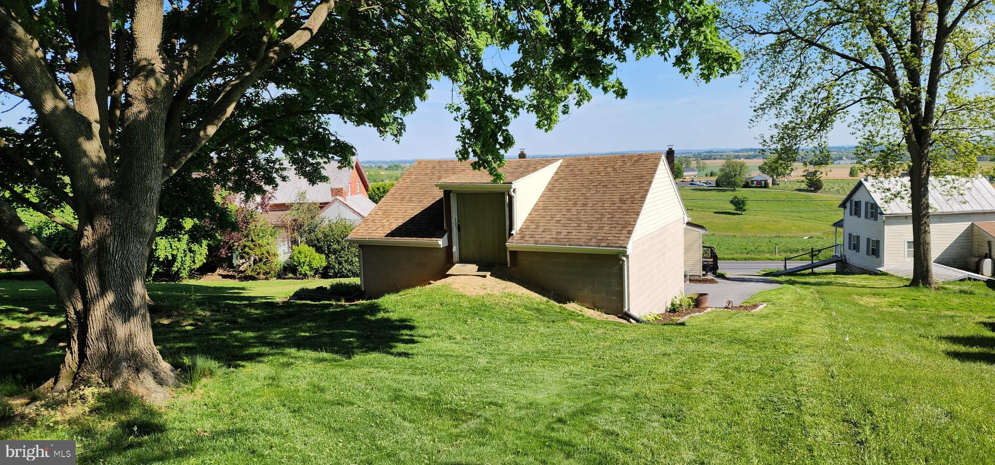 827 Disston View Drive Lititz, PA 17543 - Photo 3 of 37