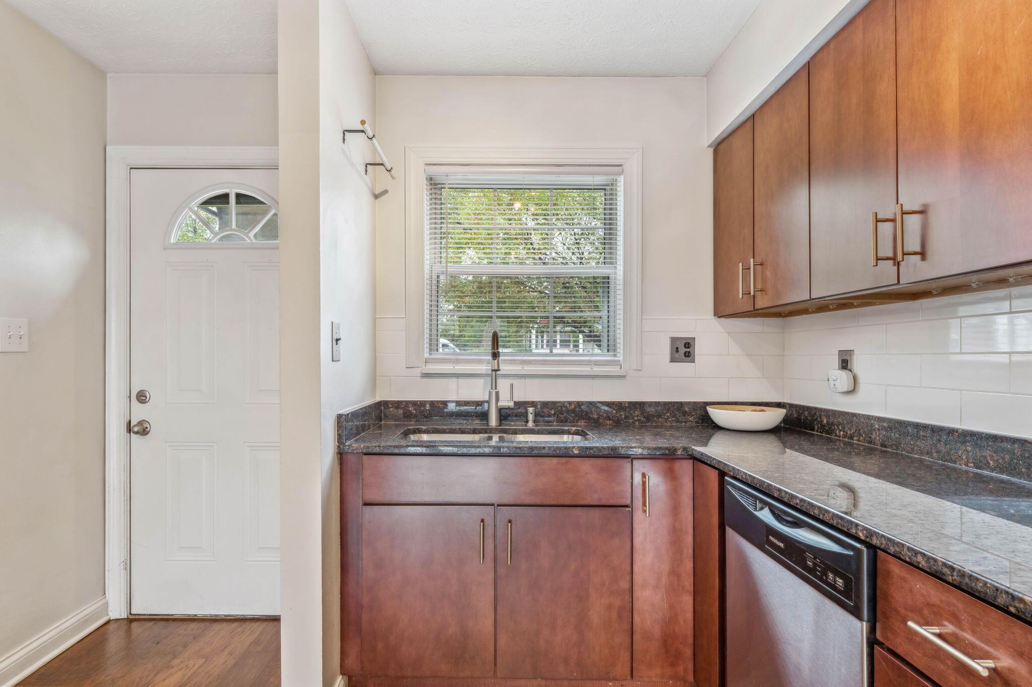 832 Palmer Road Columbus, OH 43212 - Photo 10 of 35 Kitchen