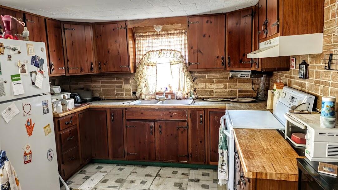 22 Horseshoe Road Medway, ME 04460 - Photo 5 of 10 Kitchen
