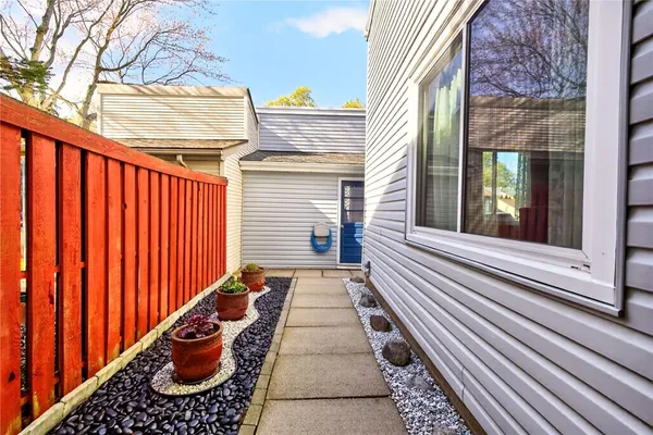 $199,900 | 9 Brimsdown Circle, Perinton, NY 14450