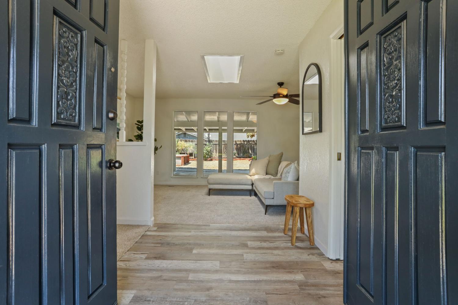 a view of lobby with livingroom