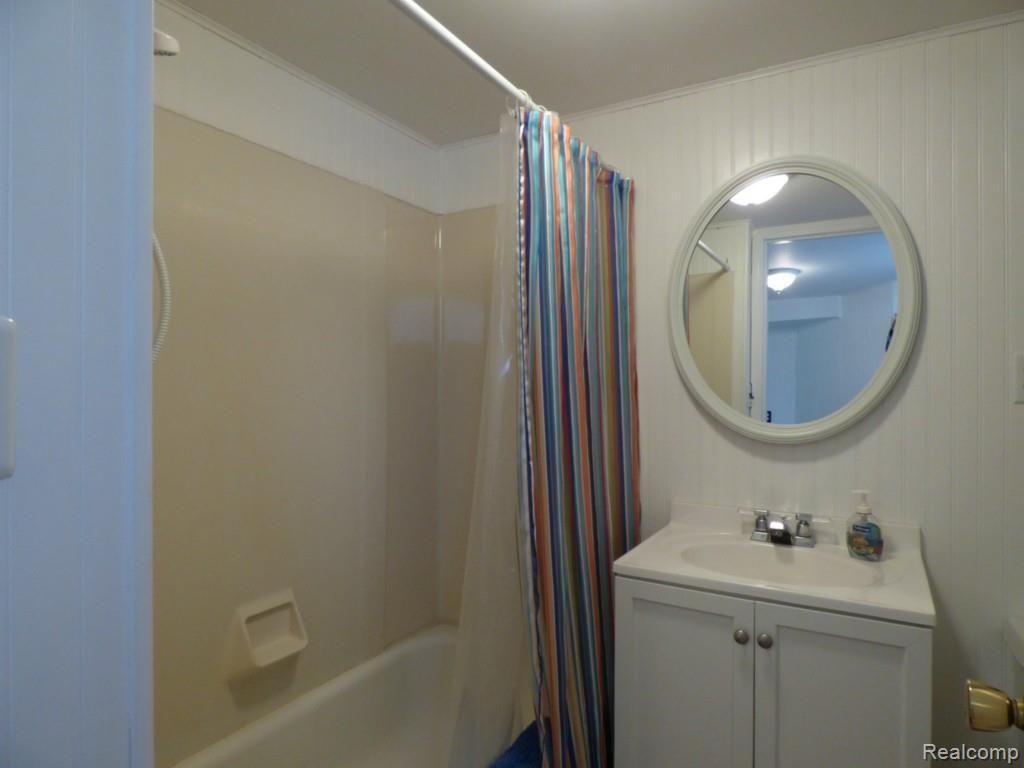 9352 Dexter-Pinckney Road Pinckney, MI 48169 - Photo 13 of 27 12 MAIN BATHROOM.jpg