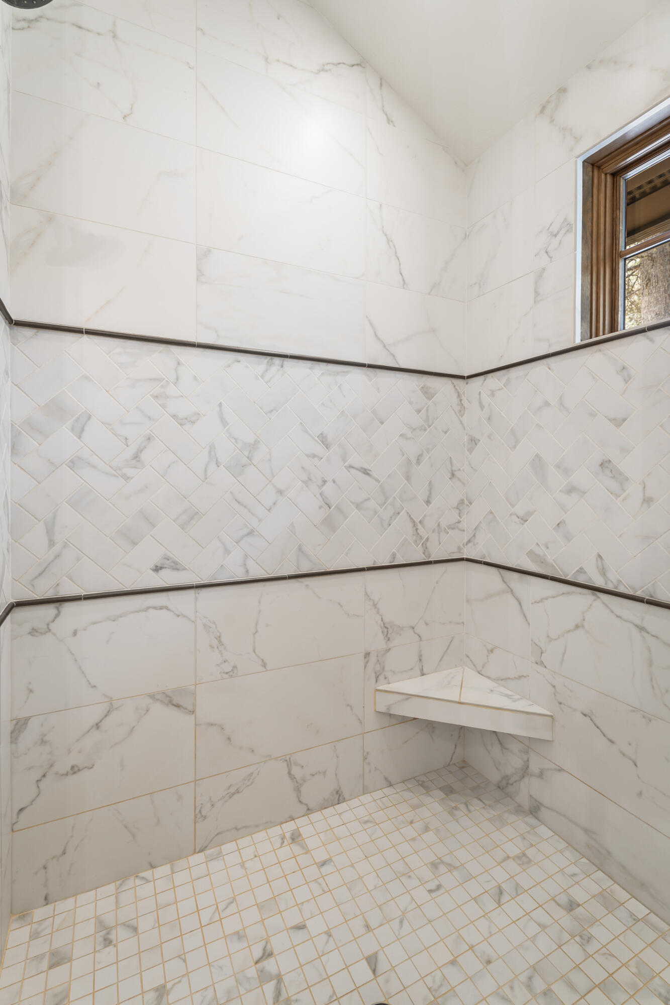 56155 Sable Rock Loop, Unit 277 Bend, OR 97707 - Photo 29 of 63 Primary Suite Bathroom