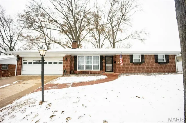 $190,000 | 37 Dorchester Drive, Belleville, IL 62223