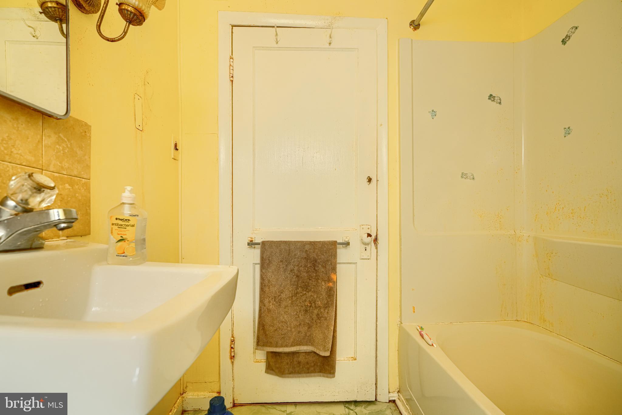 502 Grovethorn Road Middle River, MD 21220 - Photo 16 of 20 a bathroom with a tub