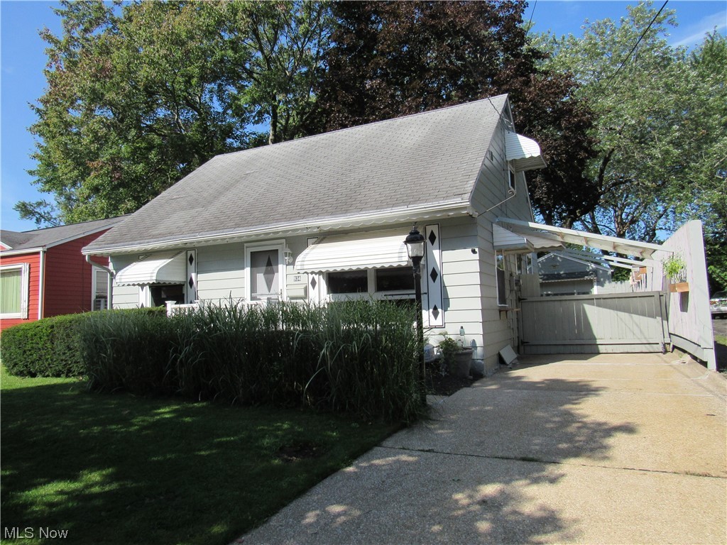 934 Nevin Street Akron, OH 44310 - Photo 1 of 22 View of front of home featuring a front lawn