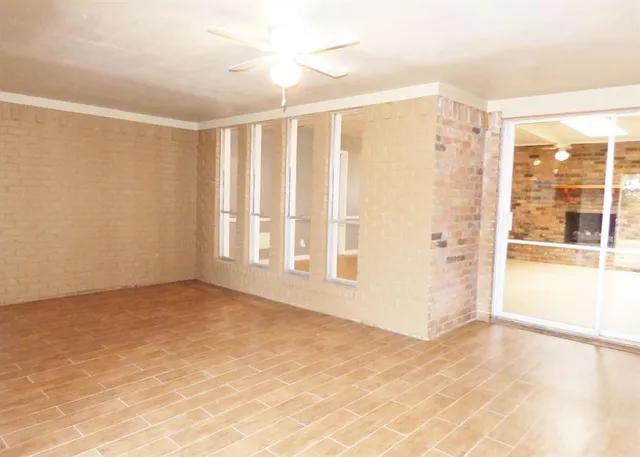 a view of a yard with a house