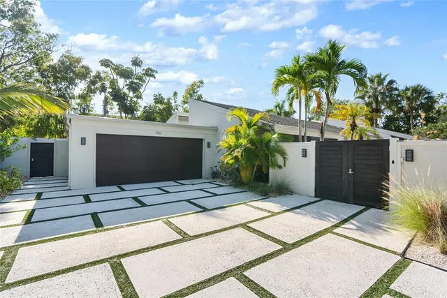 a view of a backyard