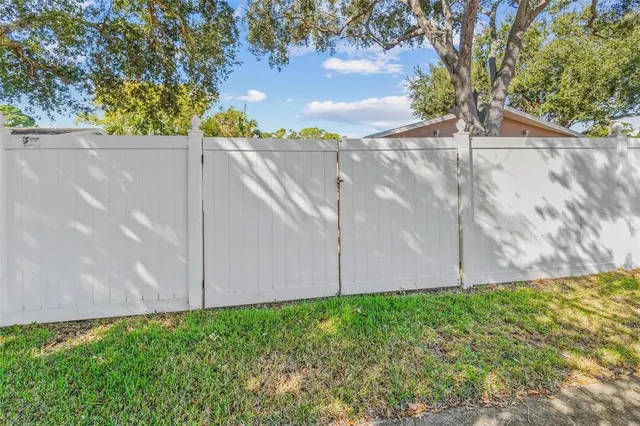 a view of a back yard