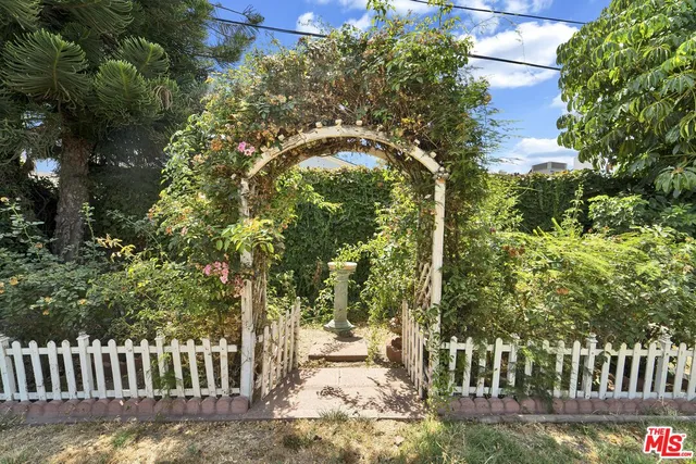 $775,000 | 8045 Garden Grove Avenue, Reseda, CA 91335